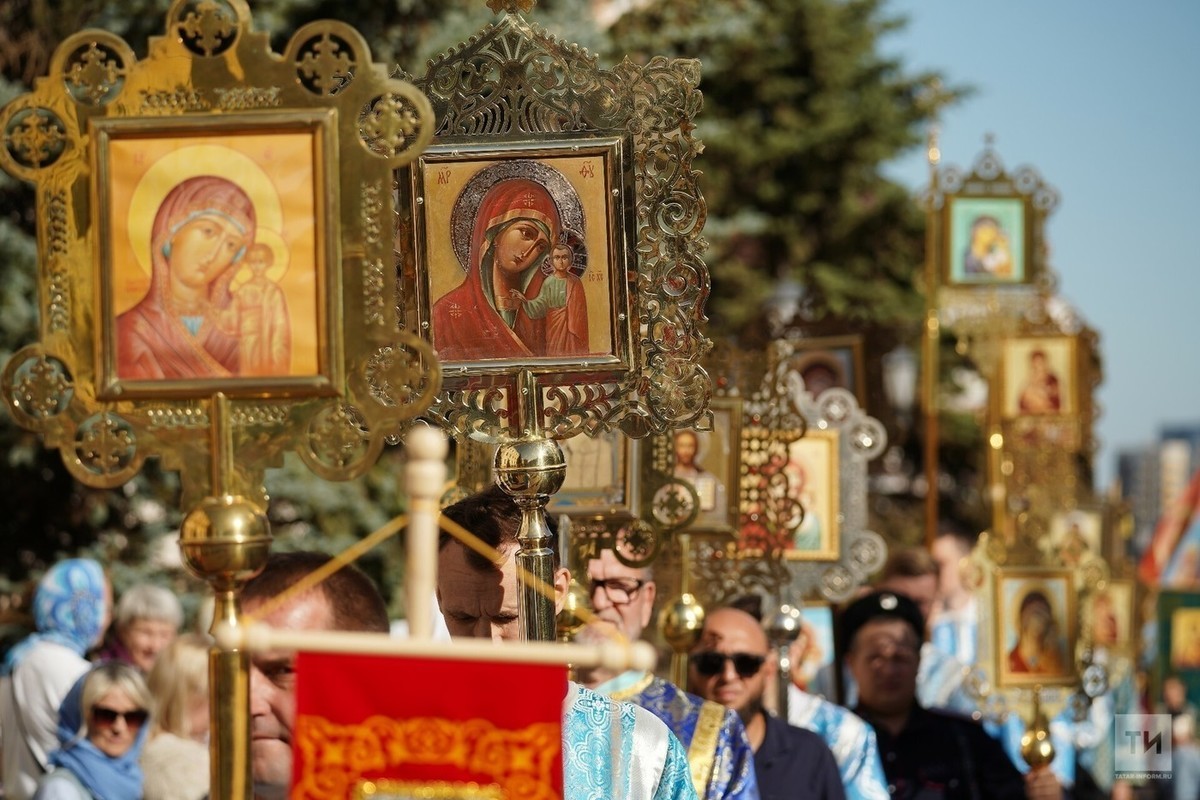 Крестный ход в честь дня Казанской иконы Божией Матери идет в Казани