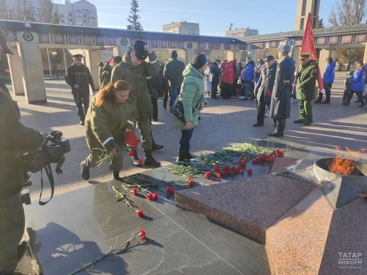 После митинга молодежь в Казани возложила цветы в парке Победы