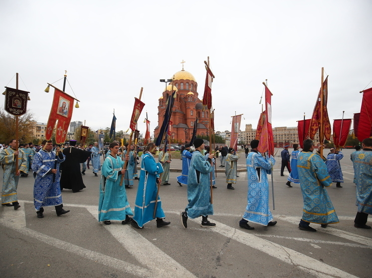 В Волгограде состоялся крестный ход в честь дня Казанской иконы Божьей матери
