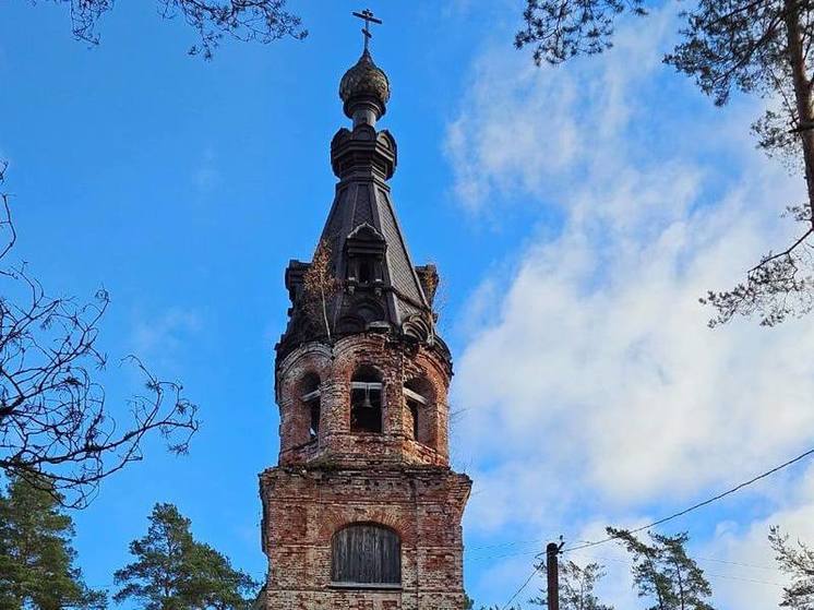 Колокольня церкви Покрова Пресвятой Богородицы загорелась в Волосовском районе