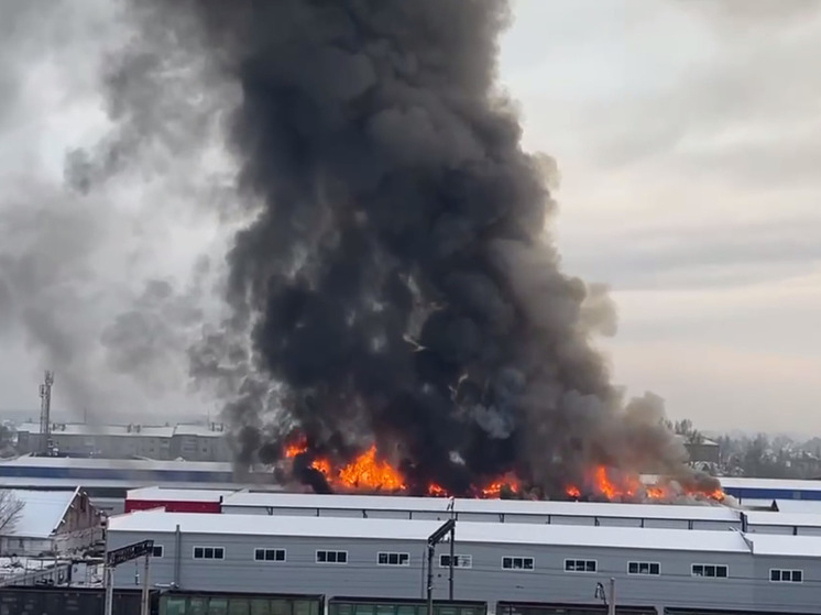 Сильный пожар вспыхнул на складе в Абакане