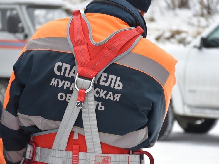 В Мурманске спасатели потушили горящий автомобиль на улице Челюскинцев
