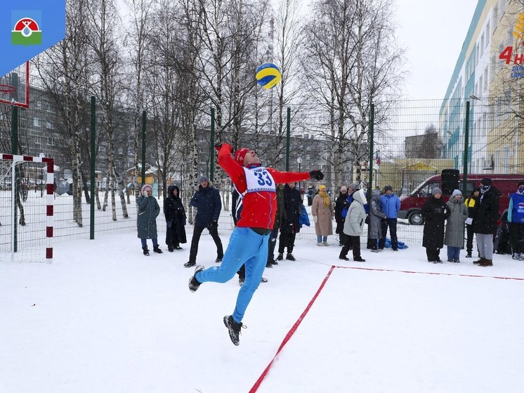 В Надыме День народного единства отметили турниром по волейболу на снегу