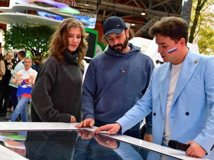 Авербух и Арзамасова первыми посетили стенд Подмосковья на ВДНХ