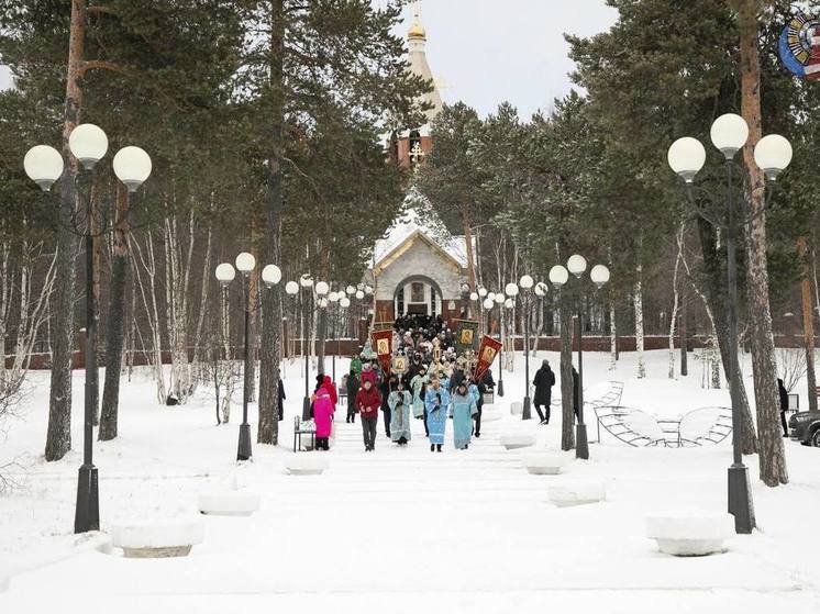 В Ноябрьске верующие совершили крестный ход в честь православного праздника