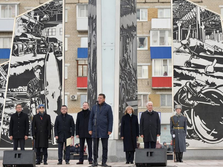 Евгений Куйвашев торжественно открыл стелу в Каменске-Уральском