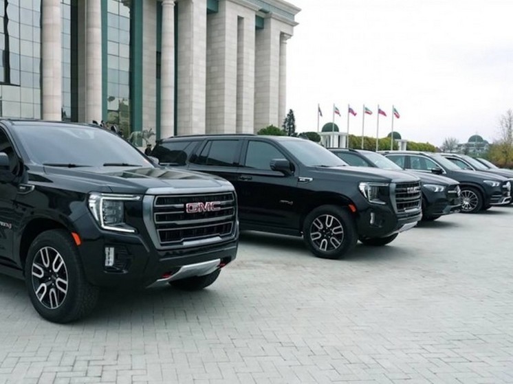 Кадыров подарил люксовые автомобили командирам чеченских силовых подразделений