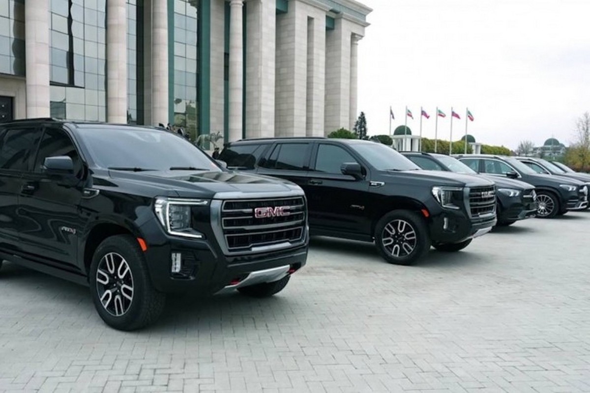 Кадыров подарил люксовые автомобили командирам чеченских силовых подразделений