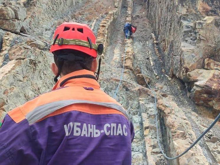 Кубанским спасателям пришлось эвакуировать испуганного туриста со скалы