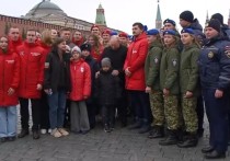Президент России Владимир Путин сегодня днем в ходе общения с волонтерами и детьми погибших участников специальной военной операции на Красной площади вызвал удивление мальчика