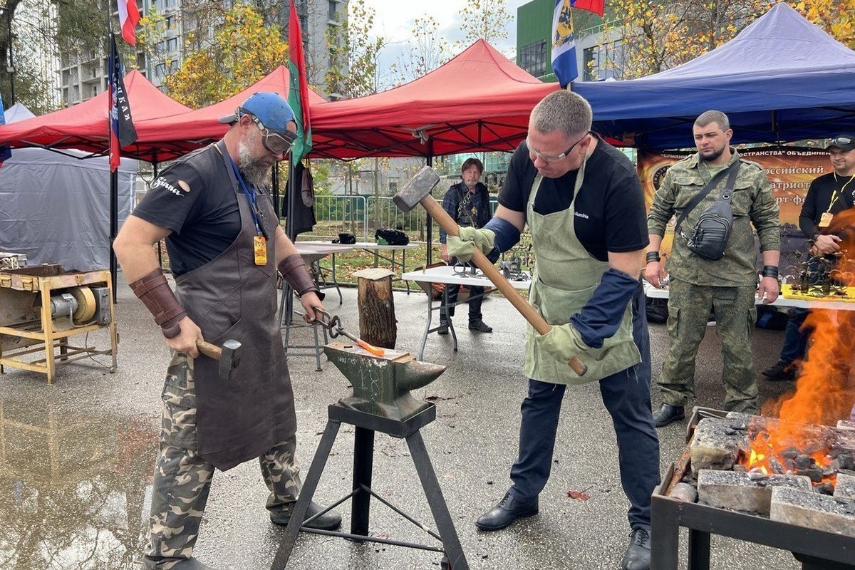 Кузнецы отковали для Симферополя пчелу