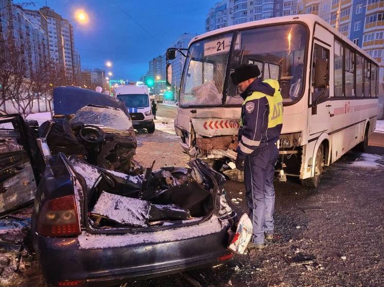 Три человека в Красноярске погибли в столкновении «Приоры» и автобуса