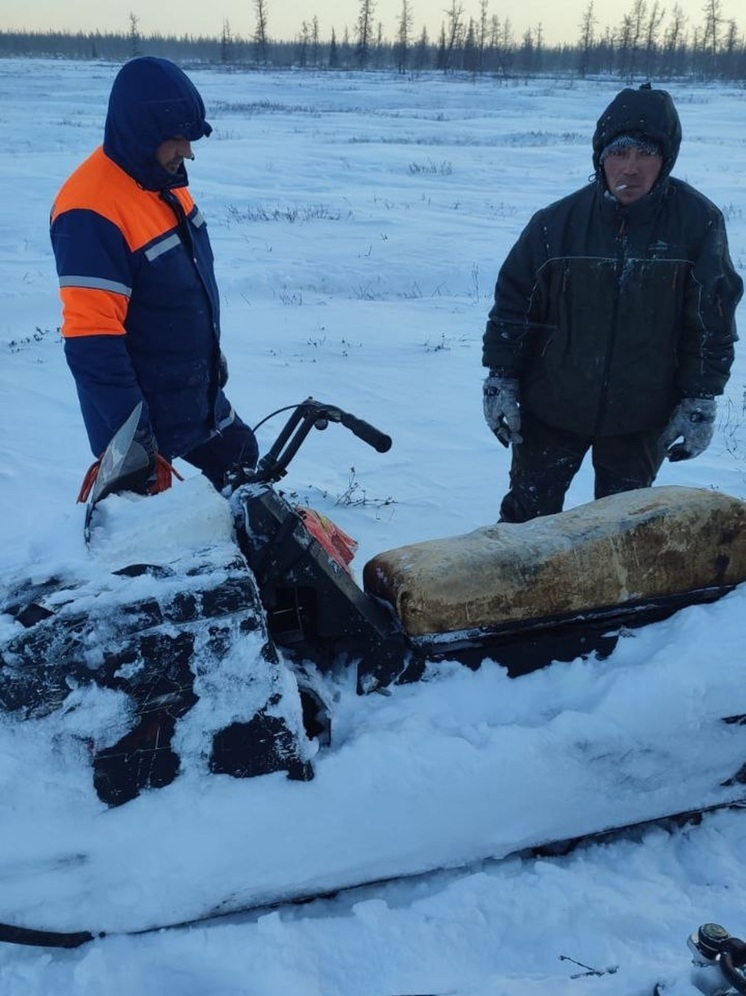 Под Харпом спасатели помогли ямальцу на застрявшем снегоходе