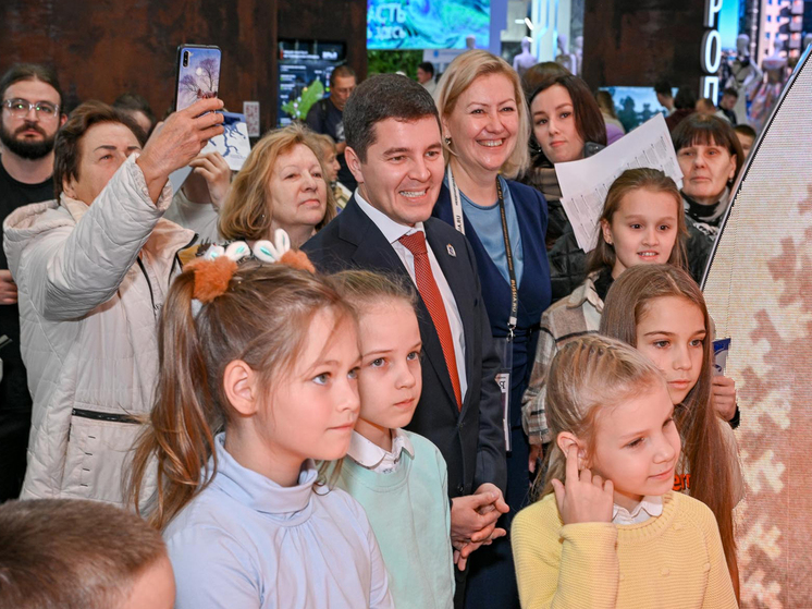 Дмитрий Артюхов рассказал об экспозиции Ямала на выставке «Россия» в Москве и подарил детям Арктическую азбуку