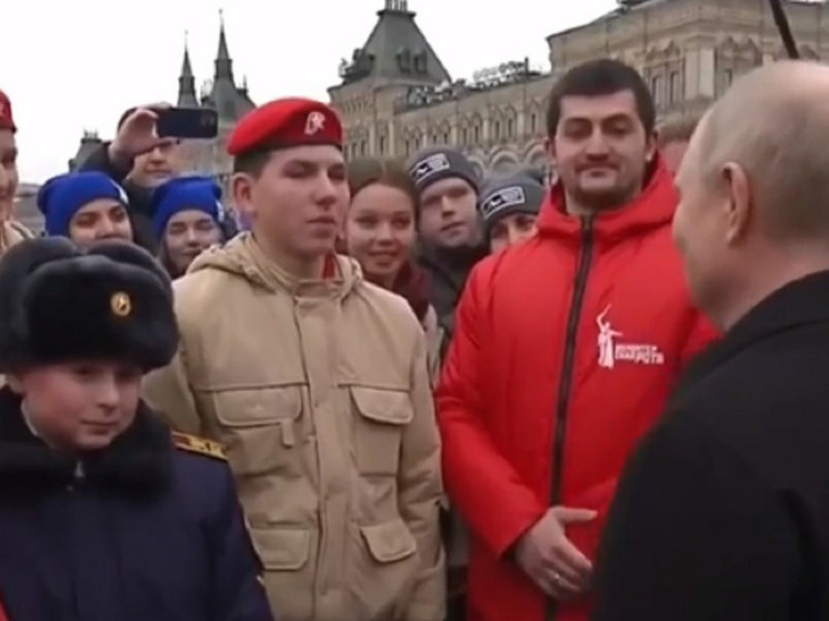 Юнармеец из Калуги подарил значок Путину