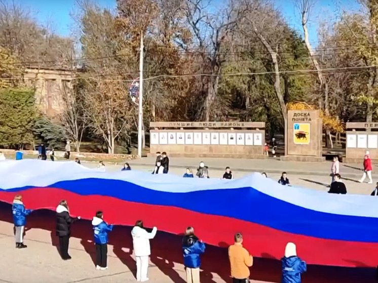 В Энгельсе развернули 60-метровый российский триколор