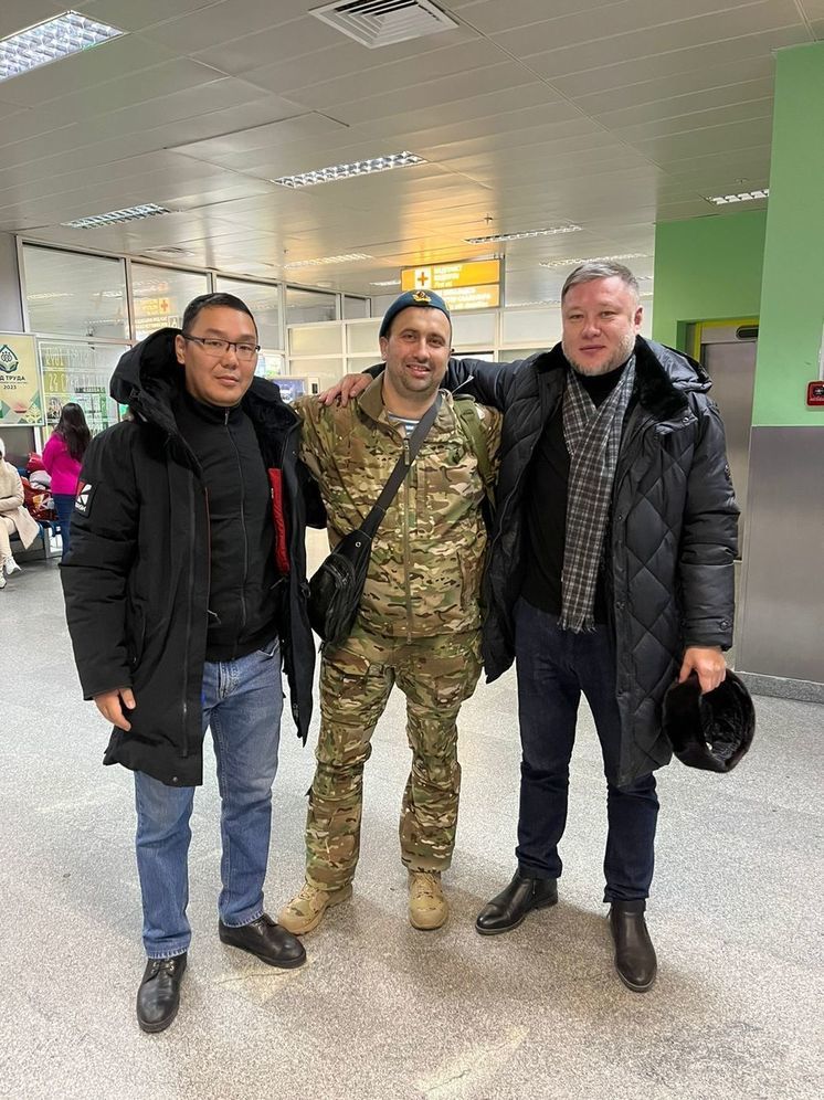 В аэропорту Якутска встретили приехавшего в отпуск бойца