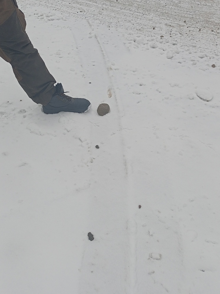 Дорожники посыпали песком с булыжниками улицы деревни Карелии - МК Карелия
