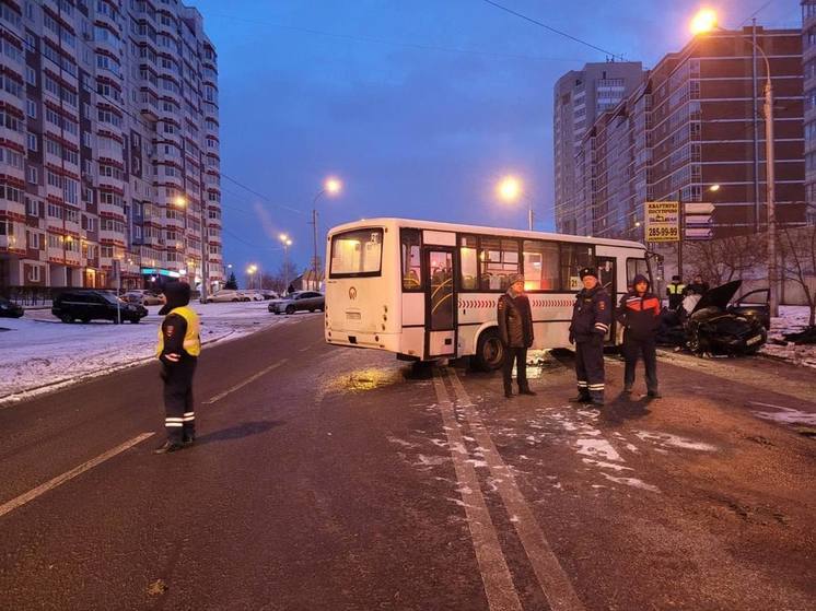 Выжившим в аварии с автобусом в Красноярске оказался 17-летний школьник