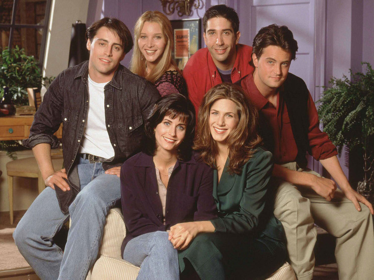  Мэттью Перри похоронили напротив студии, где снимали "Друзей"