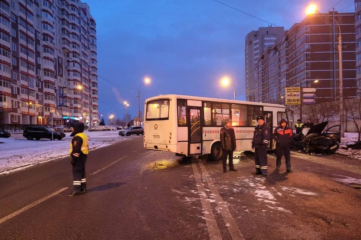 Выжившим в аварии с автобусом в Красноярске оказался 17-летний школьник -  МК Красноярск