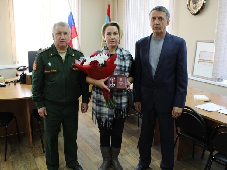 Маме погибшего бойца СВО вручили Орден Мужества в Карелии