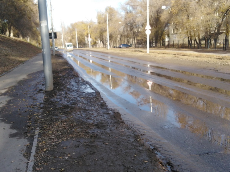 Жители Саратова жалуются на потоп на дороге