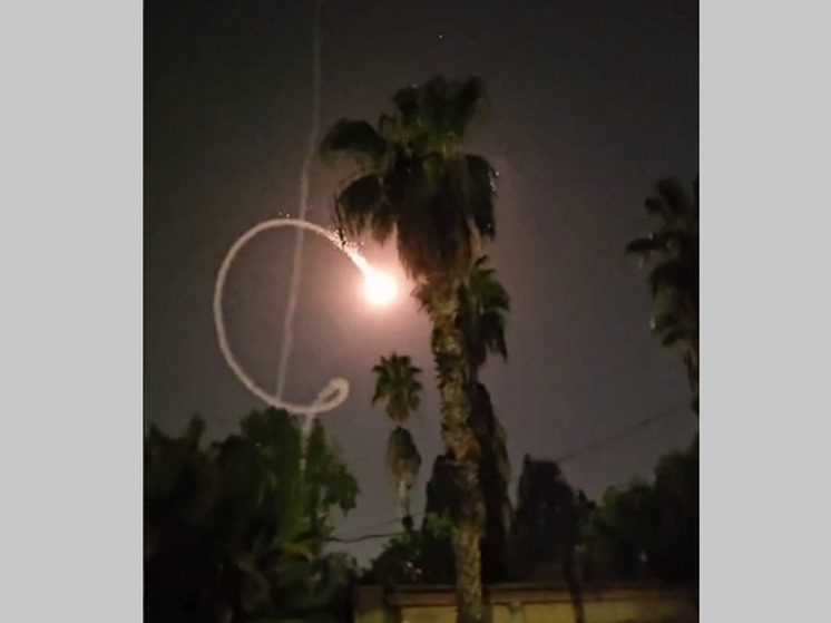 Дала сбой: видео падения ракеты "Железного купола" на израильский город