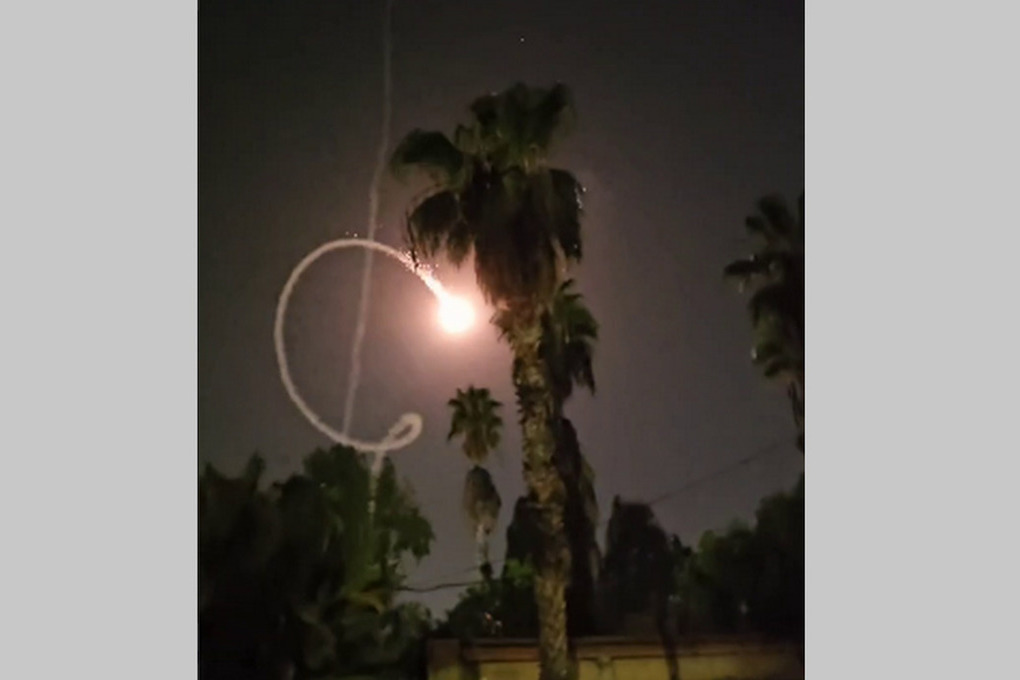 Дала сбой: видео падения ракеты "Железного купола" на израильский город