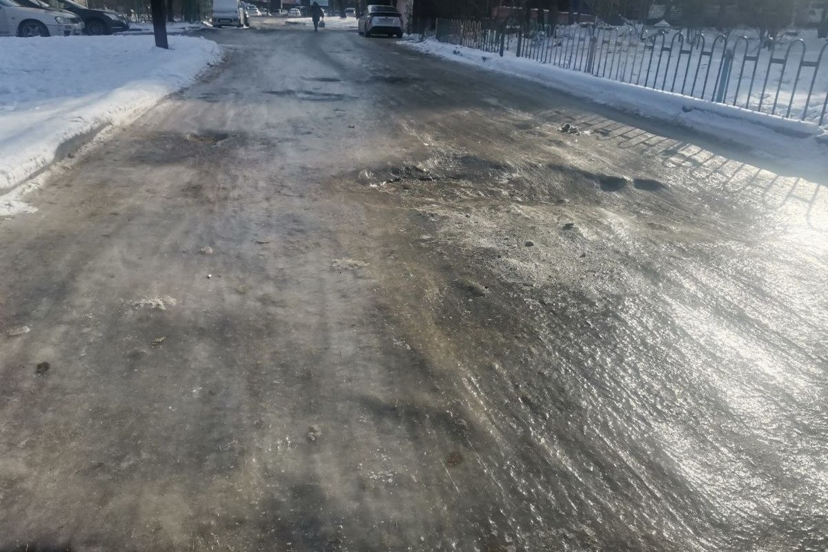 Не идем, а ползем!»: жители Авиагородка в Хабаровске жалуются на гололед и  бездействие УК - МК Хабаровск