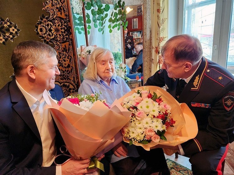 В Кузбассе с вековым юбилеем поздравили ветерана МВД и ФСБ
