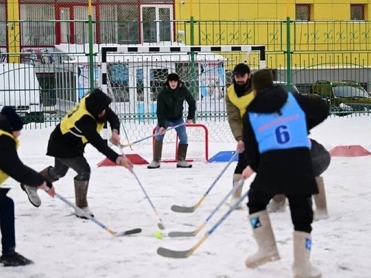 В Новом Уренгое хоккейные команды национальных диаспор разыграли «Кубок дружбы»