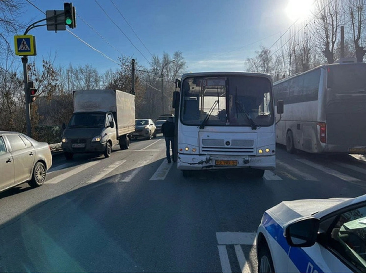 Рейсовый автобус протаранил иномарку в Екатеринбурге