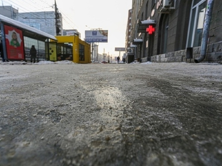 В Новосибирске улицы сковал лёд в начале ноября-2023