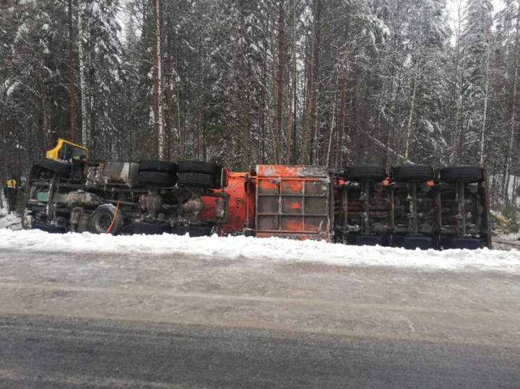 На трассе в Архангельской области опрокинулась цистерна с топливом
