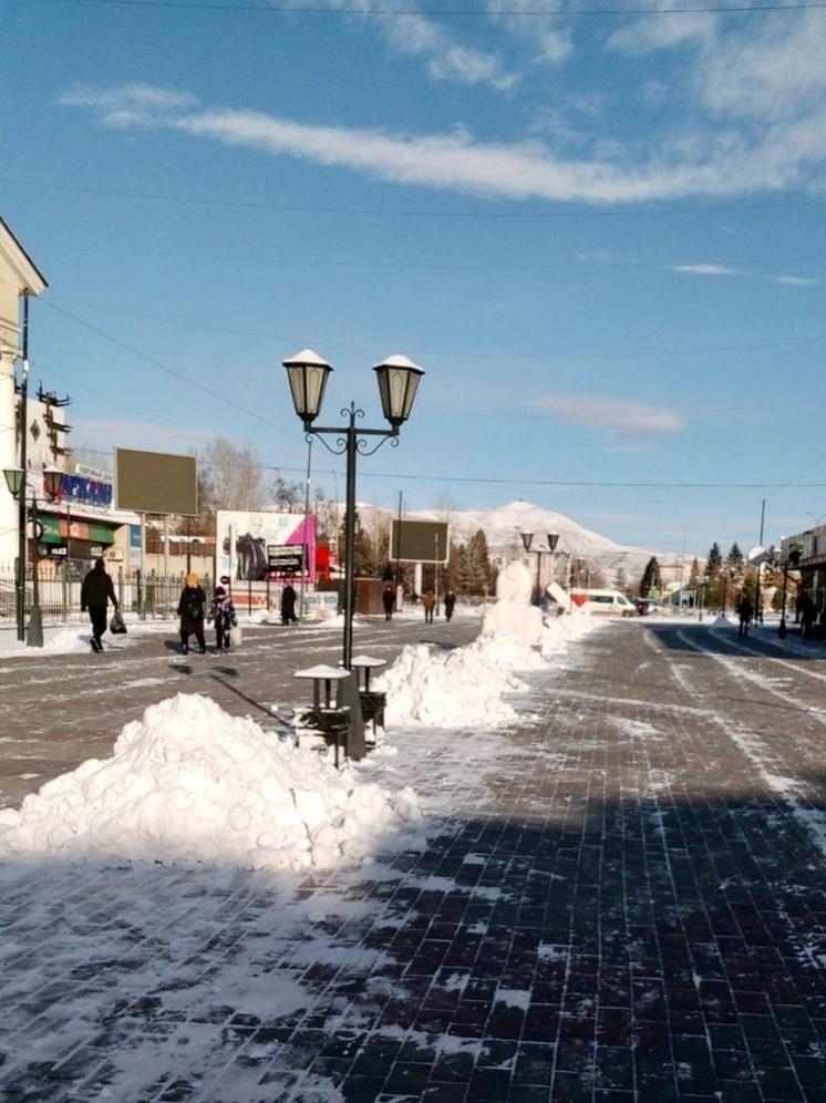 В городе Кызыле идет уборка снега