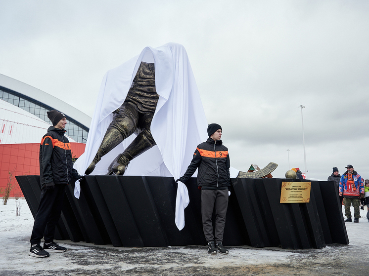 Скульптура хоккеиста появилась в Кемерове