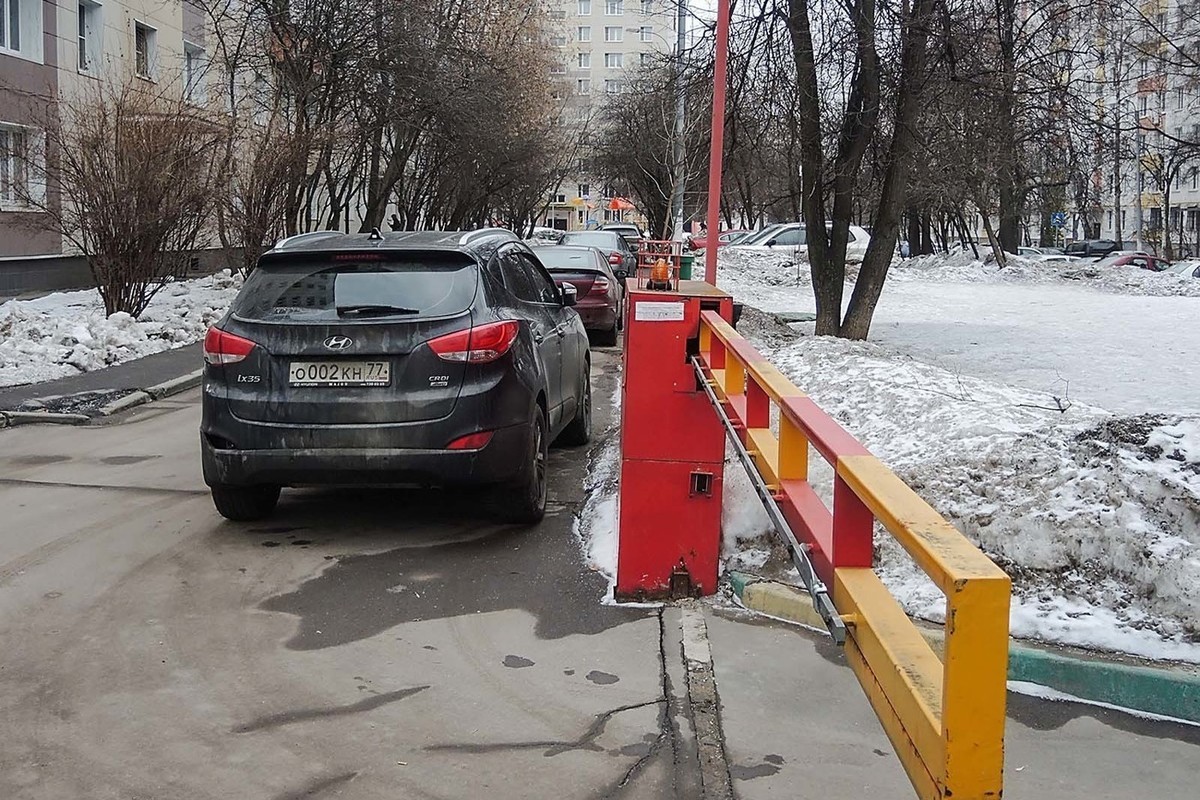 В московских дворах не утихают бои за свободную автопарковку - МК