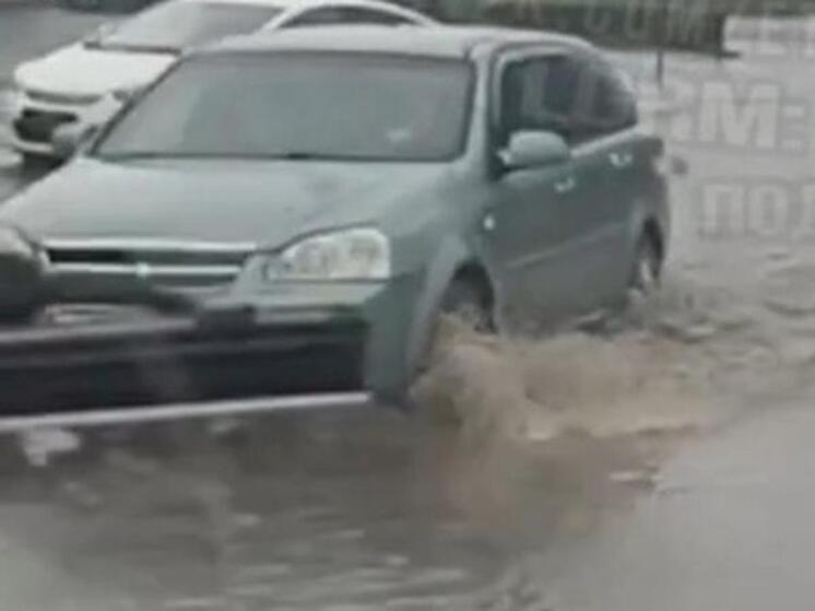 Сильный ливень затопил шоссе в Таганроге