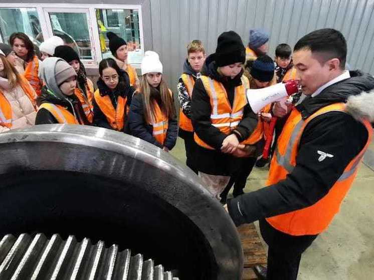 Школьникам из Алдана провели экскурсию в депо «Железных дорог Якутии»