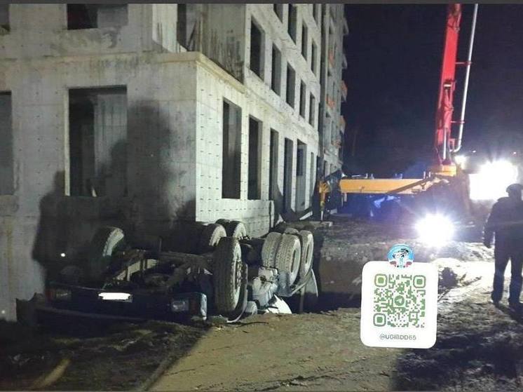 Бетономешалка опрокинулась на территории ЖК «Уюн» в Южно-Сахалинске