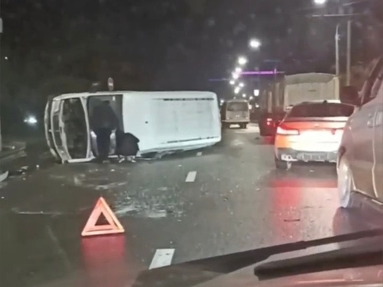 На Малиновского в Ростове микроавтобус завалился на бок после ДТП