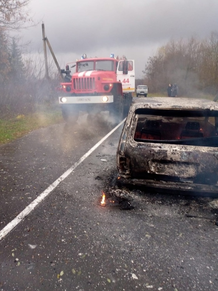 В курском селе Мухино пожар уничтожил автомобиль ВАЗ-21313 «Нива»