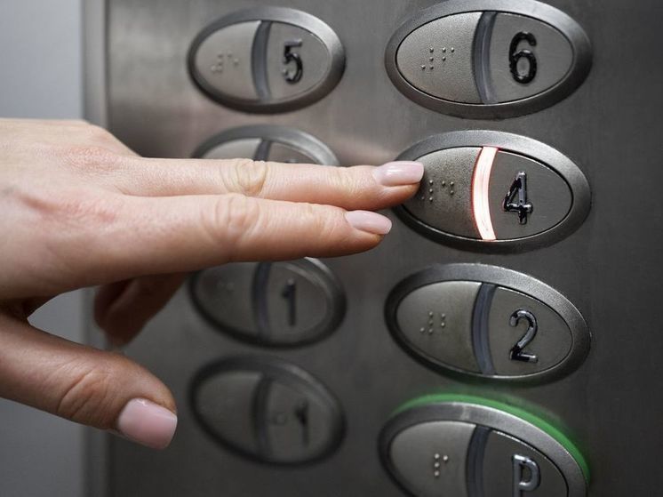 Россиянин с битой набросился на пару в лифте