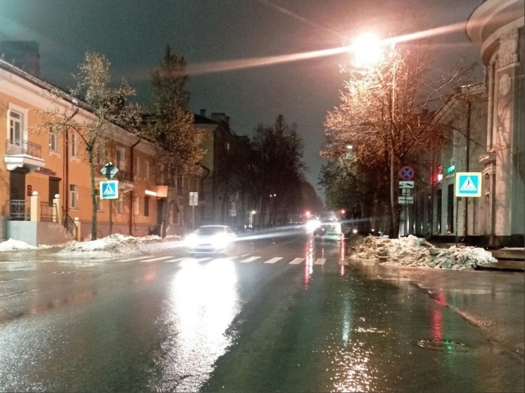 Пенсионер на иномарке сбил девушку в Петрозаводске и уехал с места аварии