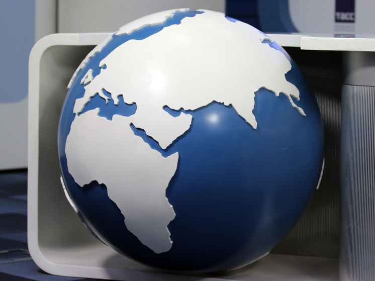 В МВФ построили модель, в которой мир разделился на два торговых блока