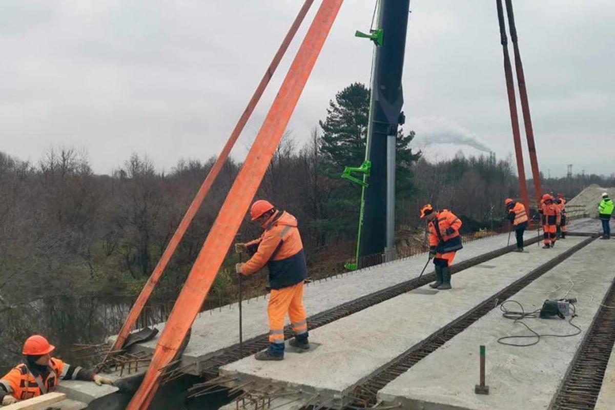 Все балки уложены на новом мосту в брянском Фокино