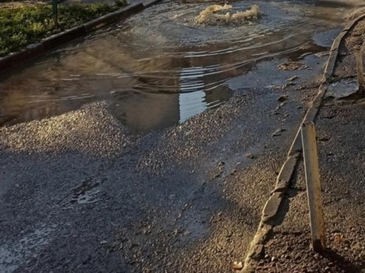 В Ростове затопило Орбитальную из-за прорыва канализации