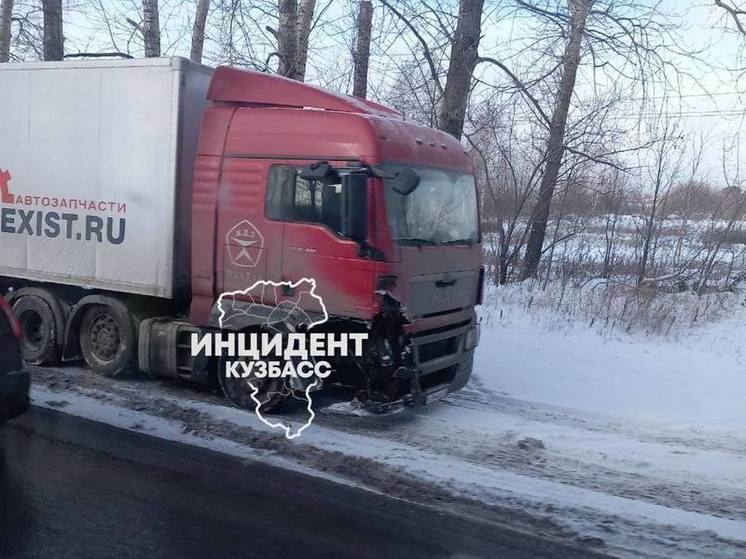 Фура и легковушка столкнулись на кемеровской трассе