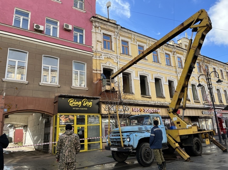 Гостинице "Европа" в центре Саратова придают необычный цвет